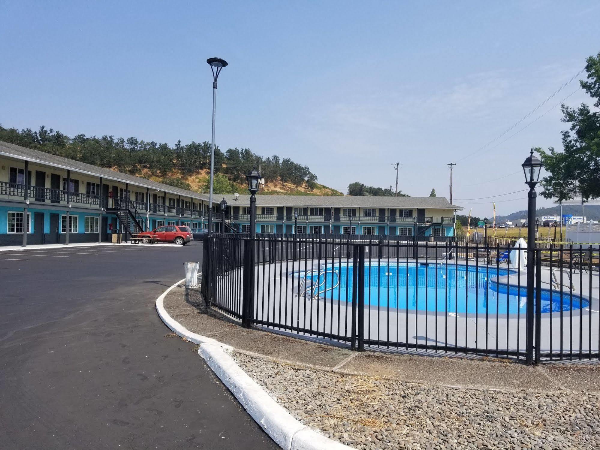 Rosewood Inn & Suites 로즈버그 외부 사진